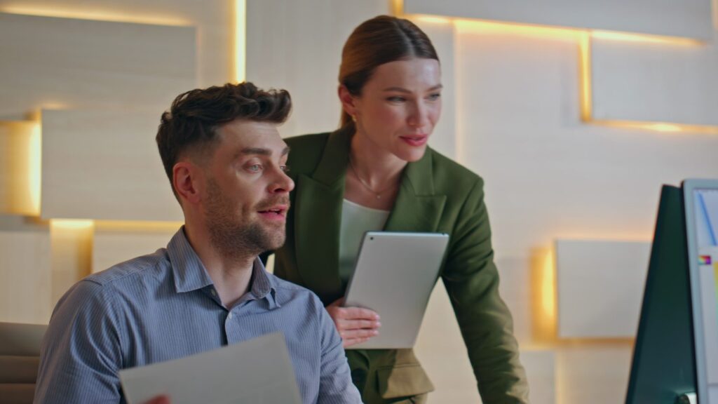 Équipe d’une agence web présentant une stratégie digitale à un client.