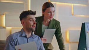 Équipe d’une agence web présentant une stratégie digitale à un client.
