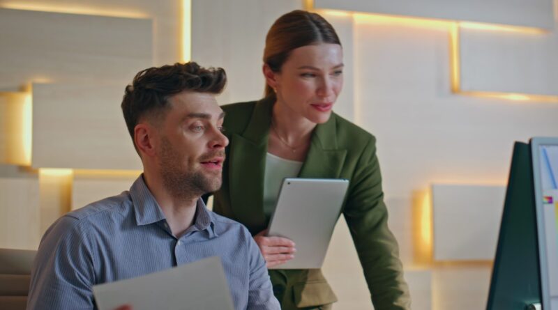 Équipe d’une agence web présentant une stratégie digitale à un client.